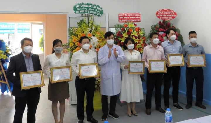 Vietcombank tài trợ thiết bị y tế trị giá 4.4 tỷ đồng cho Bệnh viện điều trị COVID-19 Trưng Vương