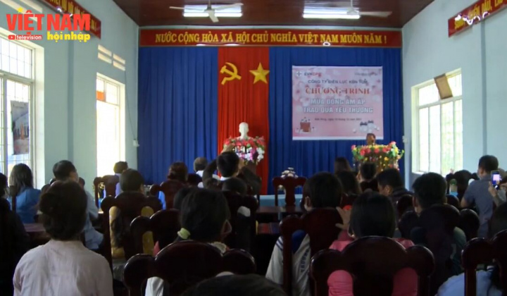 Trao quà cho hộ dân nghèo tỉnh Kon Tum