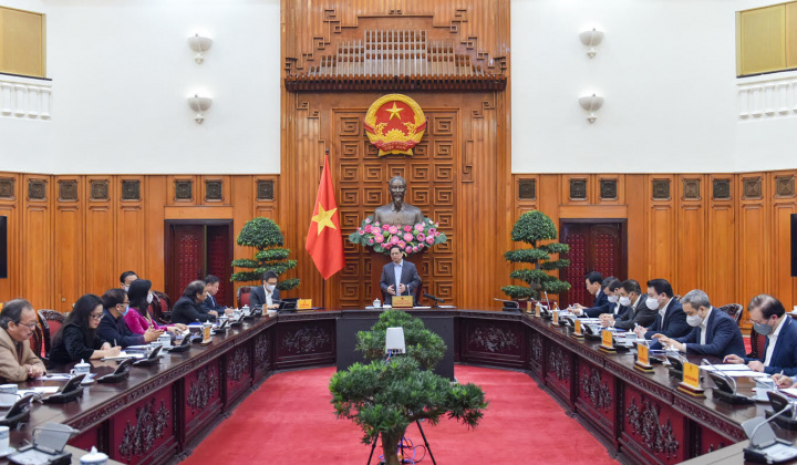 Phát triển văn hóa nói chung và văn học, nghệ thuật nói riêng phải ngang tầm với phát triển kinh tế, chính trị, xã hội