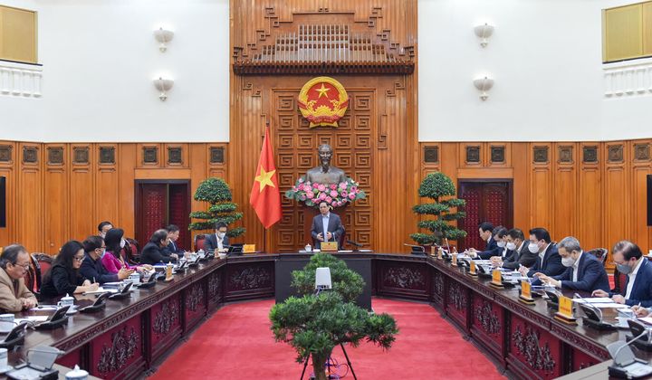 Phát triển văn hóa nói chung và văn học, nghệ thuật nói riêng phải ngang tầm với phát triển kinh tế, chính trị, xã hội