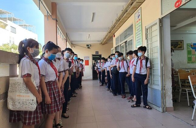 TPHCM: Từ ngày 13/12, học sinh lớp 9, 12 đến trường học trực tiếp