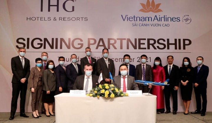 Vietnam Airlines ký kết hợp tác với tập đoàn khách sạn hàng đầu thế giới IHG