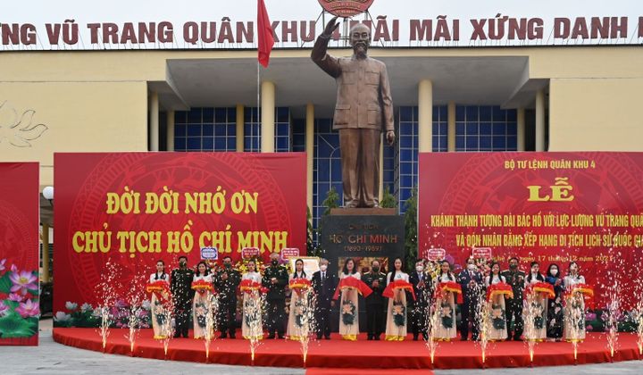 Khánh thành Tượng đài Bác Hồ với Lực lượng vũ trang Quân khu 4