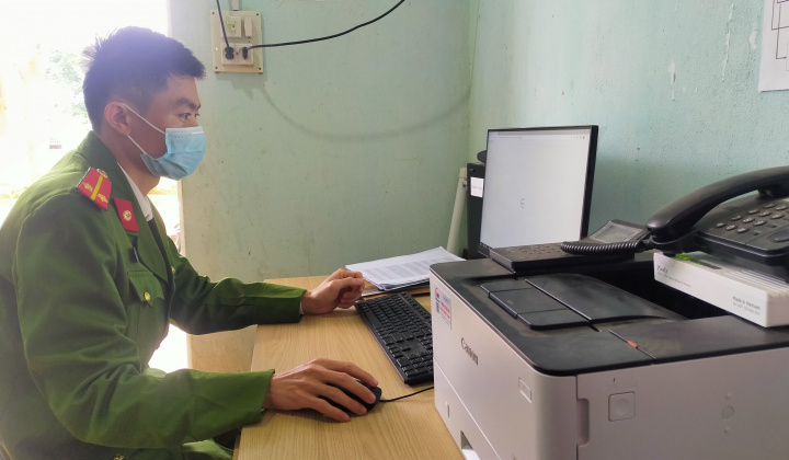 Công an Ngọc Lặc nhập liệu các mũi tiêm vắc xin Covid 19 đứng tốp đầu trong tỉnh