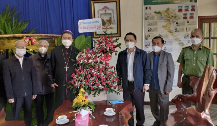 Giám đốc Công an tỉnh Đắk Nông chúc mừng lễ Giáng sinh 2021 tại Tòa Giám mục Ban Mê Thuột  