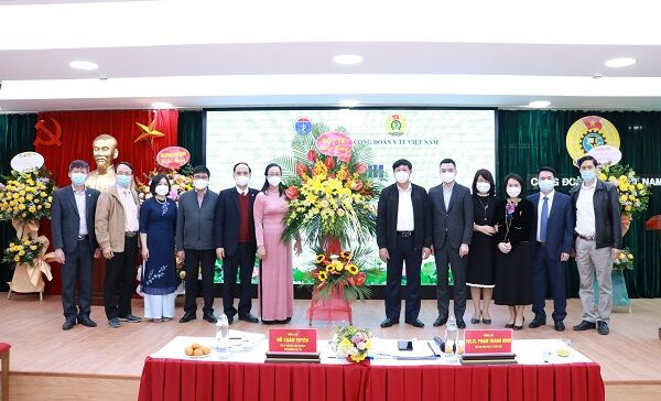 Công đoàn Y tế đồng hành cùng cán bộ tuyến đầu chống dịch