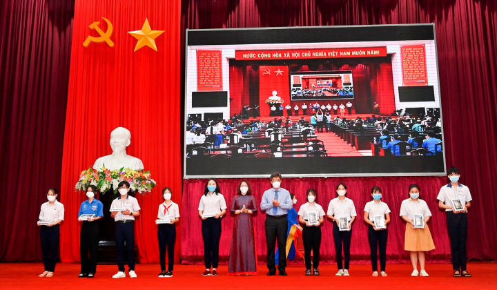 Bình Thuận: Tiếp nhận trên 16 tỷ đồng ủng hộ quỹ  “Sóng và máy tính cho em”