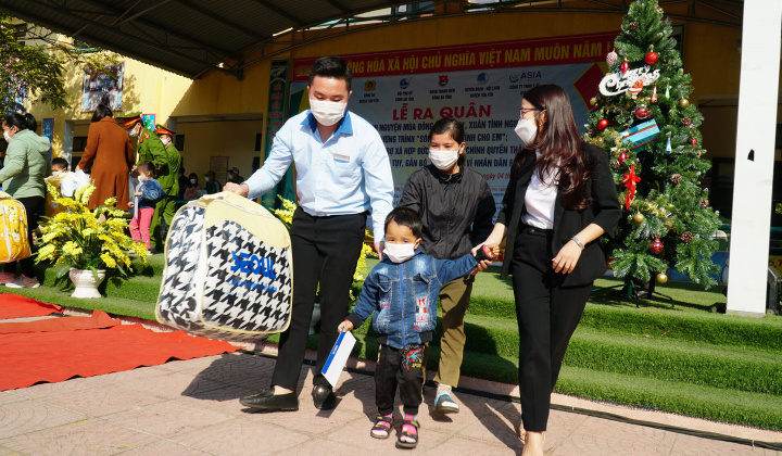 Y Tế Asia hỗ trợ hàng trăm triệu đồng cho gia đình chính sách, có hoàn cảnh khó khăn và học sinh tại Hợp Đức, Bắc Giang