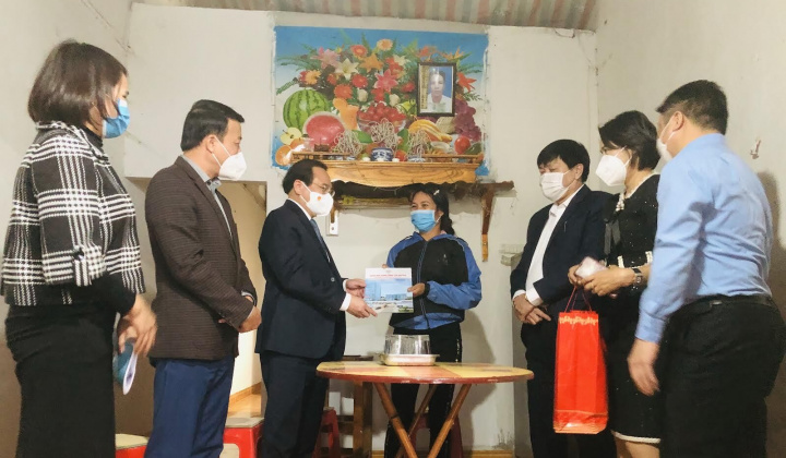 Thái Nguyên: Tặng 5.600 thẻ bảo hiểm y tế cho người nghèo