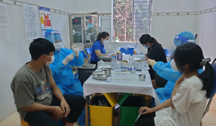 Đức Cơ (Gia Lai): Tiêm vắc xin Covid-19 cho học sinh