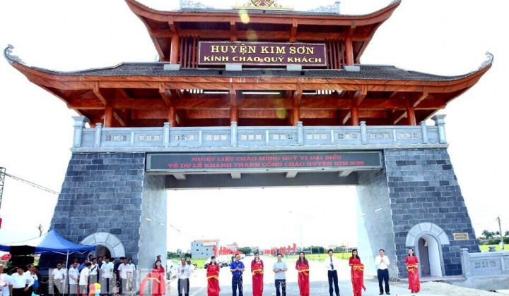 Cổng chào huyện: Dấu ấn văn hóa vùng đất Kim Sơn (Ninh Bình)