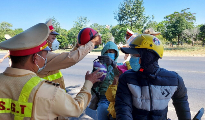 CSGT Công an tỉnh Đắk Nông: Đồng hành cùng người dân trên tuyến quốc lộ 14