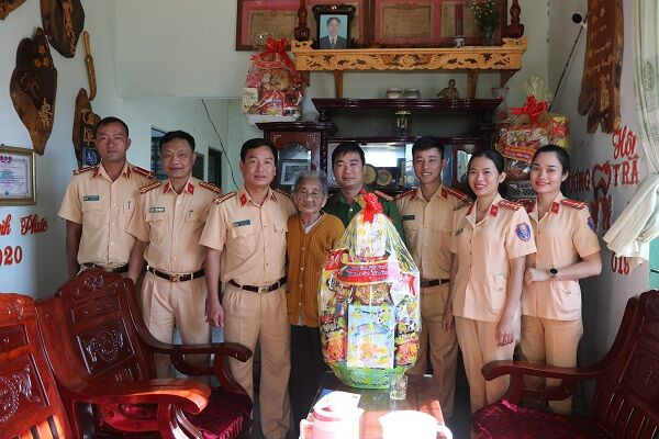 Phòng CSGT Công an Đắk Nông:  Nghĩa tình ngày Tết