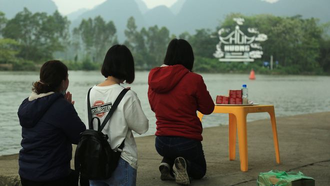 Lễ hội chùa Hương 2021: Kẻ vạch cho người dân hành lễ theo khoảng cách