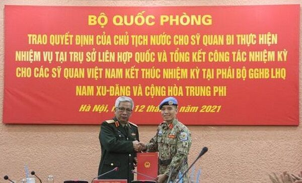 Trao Quyết định của Chủ tịch nước cho sỹ quan Việt Nam thực hiện nhiệm vụ tại Trụ sở Liên hợp quốc