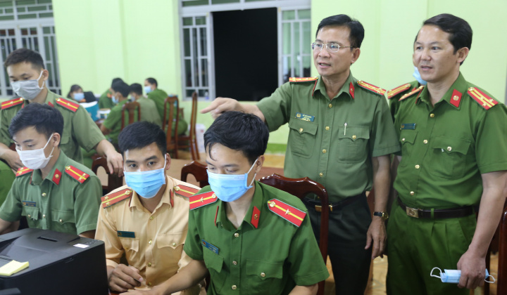 Đắk Nông: Giám đốc Công an tỉnh  kiểm tra việc cấp căn cước công dân cho người dân vào 23h đêm 