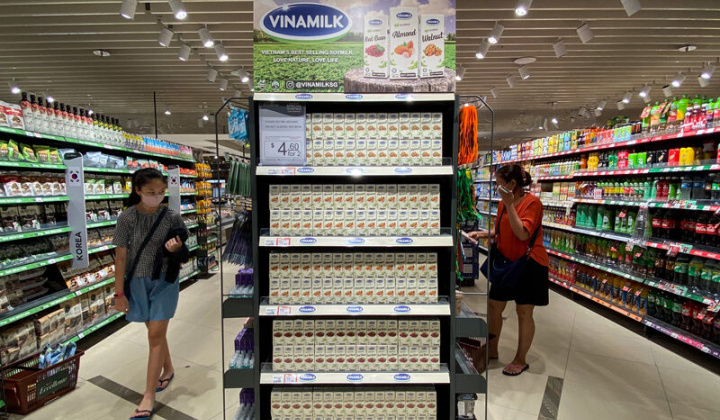 Vinamilk xuất khẩu sữa tươi cao cấp chứa tổ yến đầu tiên đi Singapore