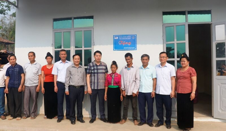 Trao nhà tặng đồng bào dân tộc thiểu số hoàn cảnh khó khăn
