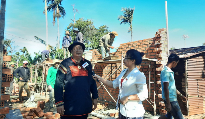 Thầy thuốc Khăm Phết Lào gửi lời cảm ơn tới Thiếu tướng Lê Văn Tuyến