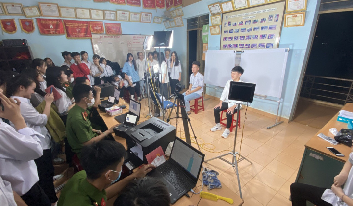 Công an huyện Đắk Mil: 20 giờ đêm vẫn  làm căn cước công dân cho học sinh