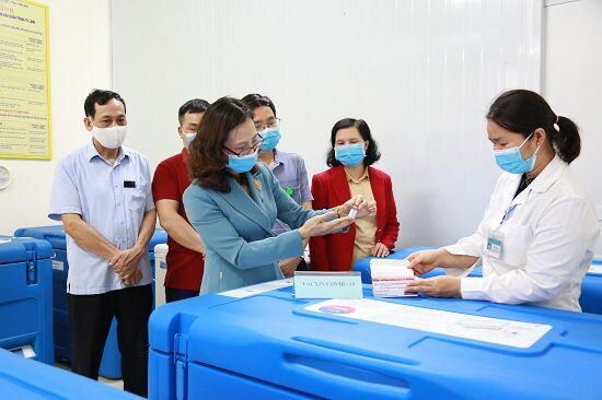 Yên Bái: Trung tâm Kiểm soát bệnh tật tỉnh tiếp nhận vắc xin AstraZeneca phòng COVID-19