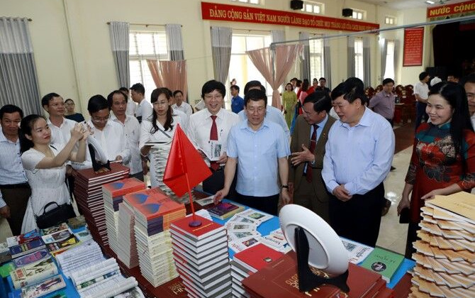 Hội văn học nghệ thuật tỉnh Vĩnh Phúc phối hợp tặng hơn 1.000 đầu sách