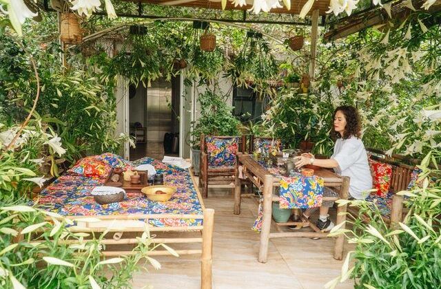 "Vườn treo" rộng 200m2 ngập sắc hoa loa kèn giữa lòng Hà Nội