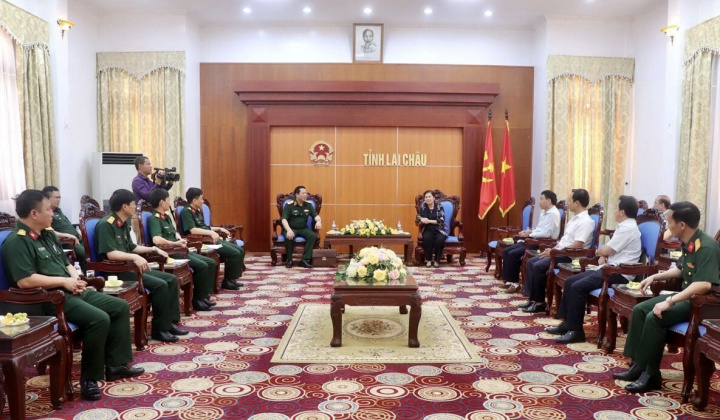 Đoàn công tác Tổng cục Công nghiệp quốc phòng, Bộ Quốc phòng gặp gỡ, trao đổi và tặng quà tại tỉnh Lai Châu