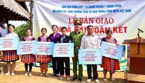 Hòa Bình : Tuyên truyền công tác phòng, chống ma túy, công tác bầu cử và trao nhà cho hộ nghèo tại huyện Mai Châu