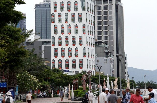 Nhiều cao ốc ven bờ sông Hàn, Đà Nẵng rực rỡ cờ đỏ sao vàng đón lễ 30/4