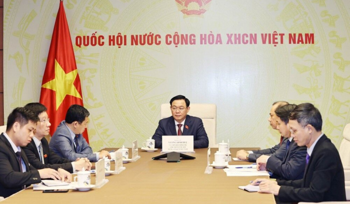 Chủ tịch Quốc hội Vương Đình Huệ điện đàm với Chủ tịch Quốc hội Lào