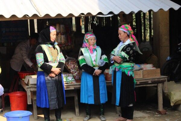 Cao Bằng: Khăn thổ cẩm tôn lên nét đẹp của người phụ nữ vùng cao