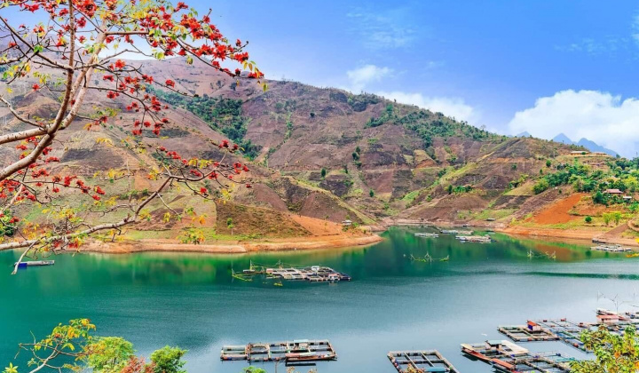 Khám phá vẻ đẹp thơ mộng của biển hồ Quỳnh Nhai