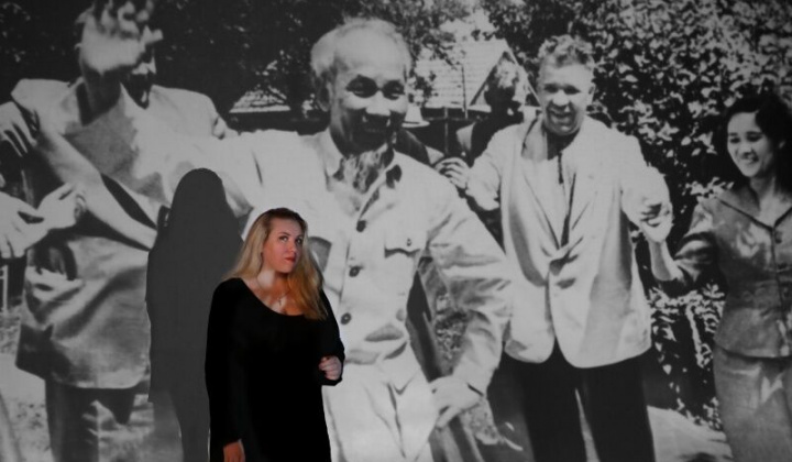 Cô gái Nga chụp ảnh về Bác Hồ