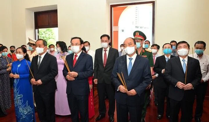 Chủ tịch nước Nguyễn Xuân Phúc dâng hương tưởng niệm Chủ tịch Hồ Chí Minh tại thành phố mang tên Người