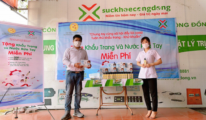 Tuyên truyền phòng, chống dịch Covid-19 và tặng quà cho người dân tại Hải Dương