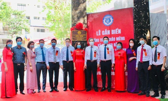 Quận Ba Đình: Gắn biển 2 công trình chào mừng 60 năm thành lập quận