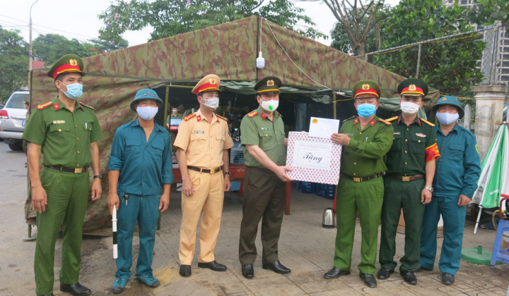 Công an tỉnh Thái Nguyên tặng quà các chốt kiểm soát liên ngành phòng, chống dịch