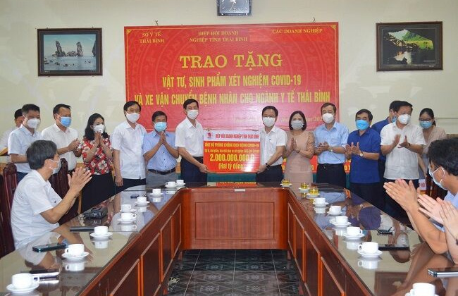 Trao tặng vật tư y tế trị giá hơn 8,7 tỷ đồng cho ngành Y tế Thái Bình