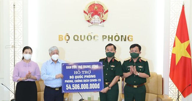 Ban cứu trợ Trung ương trao tặng nguồn lực hỗ trợ phòng chống dịch cho Bộ Quốc phòng