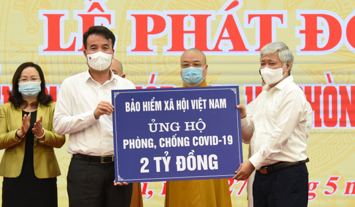 BHXH Việt Nam trao 2 tỷ đồng ủng hộ phòng chống dịch Covid-19