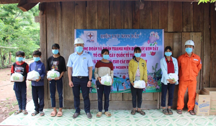 Kon Tum: Ngày Quốc tế Thiếu Nhi 1-6 đến sớm với trẻ em vùng cao biên giới