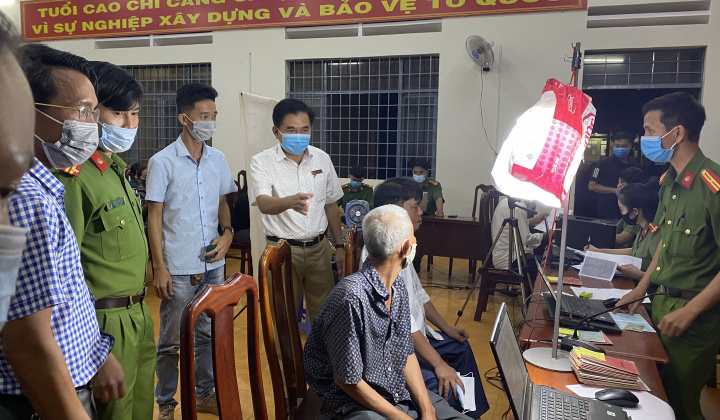 Chủ tịch UBND huyện Krông Năng thăm lực lượng cấp CCCD trong đêm