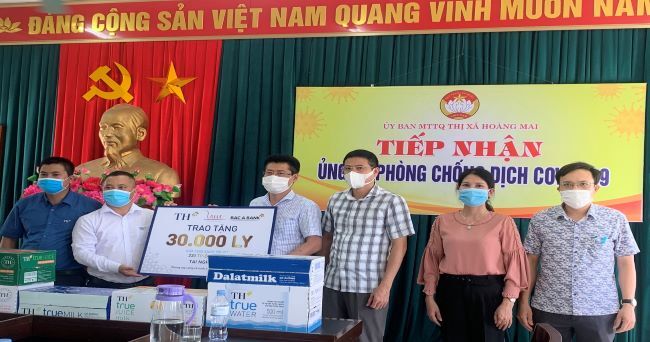 Tiếp sức đẩy lùi COVID-19, Tập đoàn TH tặng thị xã Hoàng Mai 30.000 sản phẩm đồ uống tốt cho sức khỏe