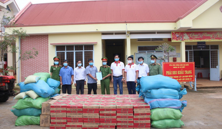 Ea H’leo tặng quà cho người dân tại khu vực bị phong tỏa, cách ly