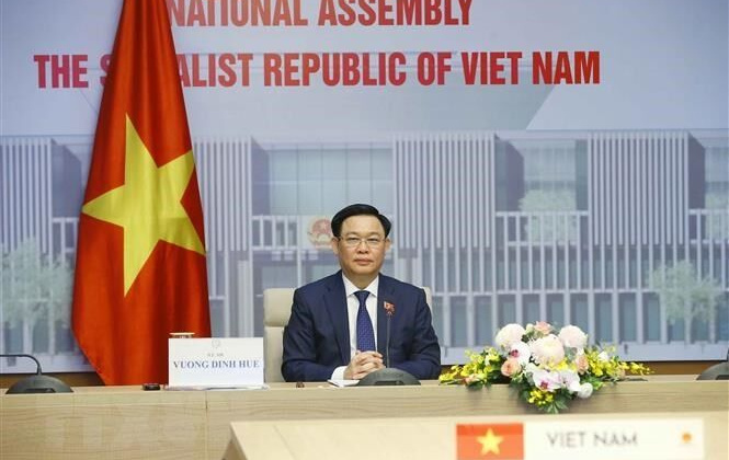 Chủ tịch Quốc hội Vương Đình Huệ hội đàm trực tuyến với Chủ tịch Nhân đại Trung Quốc Lật Chiến Thư