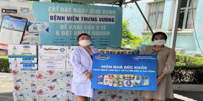 Vinamilk gửi tặng sữa và nhiều phần quà yêu thương đến với các “chiến binh nhí” tại Bệnh viện Trưng Vương