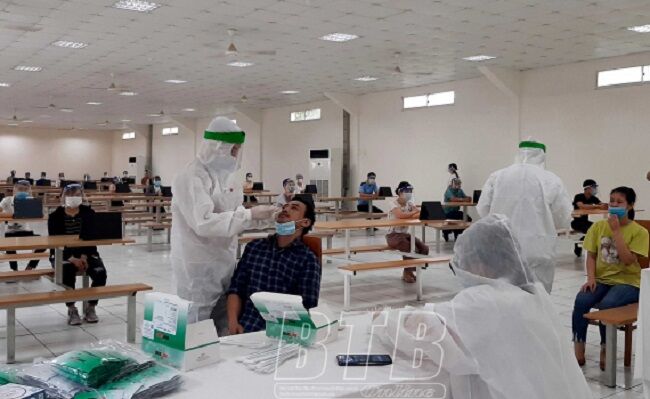Thái Bình: Test nhanh sàng lọc SARS-CoV-2 cho 210 công nhân