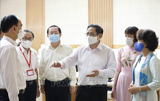 Thủ tướng: Tạo mọi điều kiện để sớm sản xuất được vaccine phòng COVID-19 ở trong nước