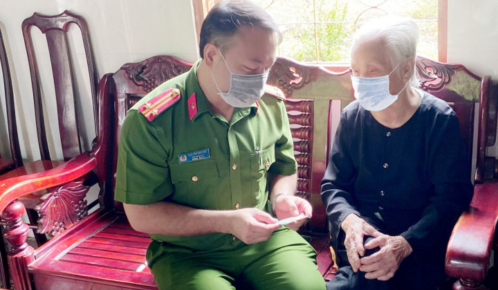 Lãnh đạo Công an tỉnh Đắk Nông trao tận tay thẻ CCCD cho Mẹ Việt Nam Anh hùng